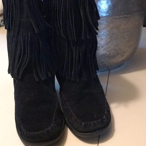 🚨B2G1 MINNETONKA Black Leather Fringed Wedged Low Calf Boots - Picture 7 of 7